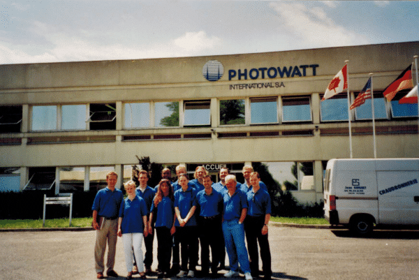 1999: Employees (e.g. bottom row 4th from left Bozena Frejlich, back row 4th from left Frank Heise) and owner (left Thomas Rudolph, back row 5th from left Hans Jacobs) of SOLARA on a company outing to a production site in France.